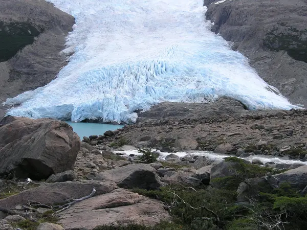 El glaciar llegando a la laguna