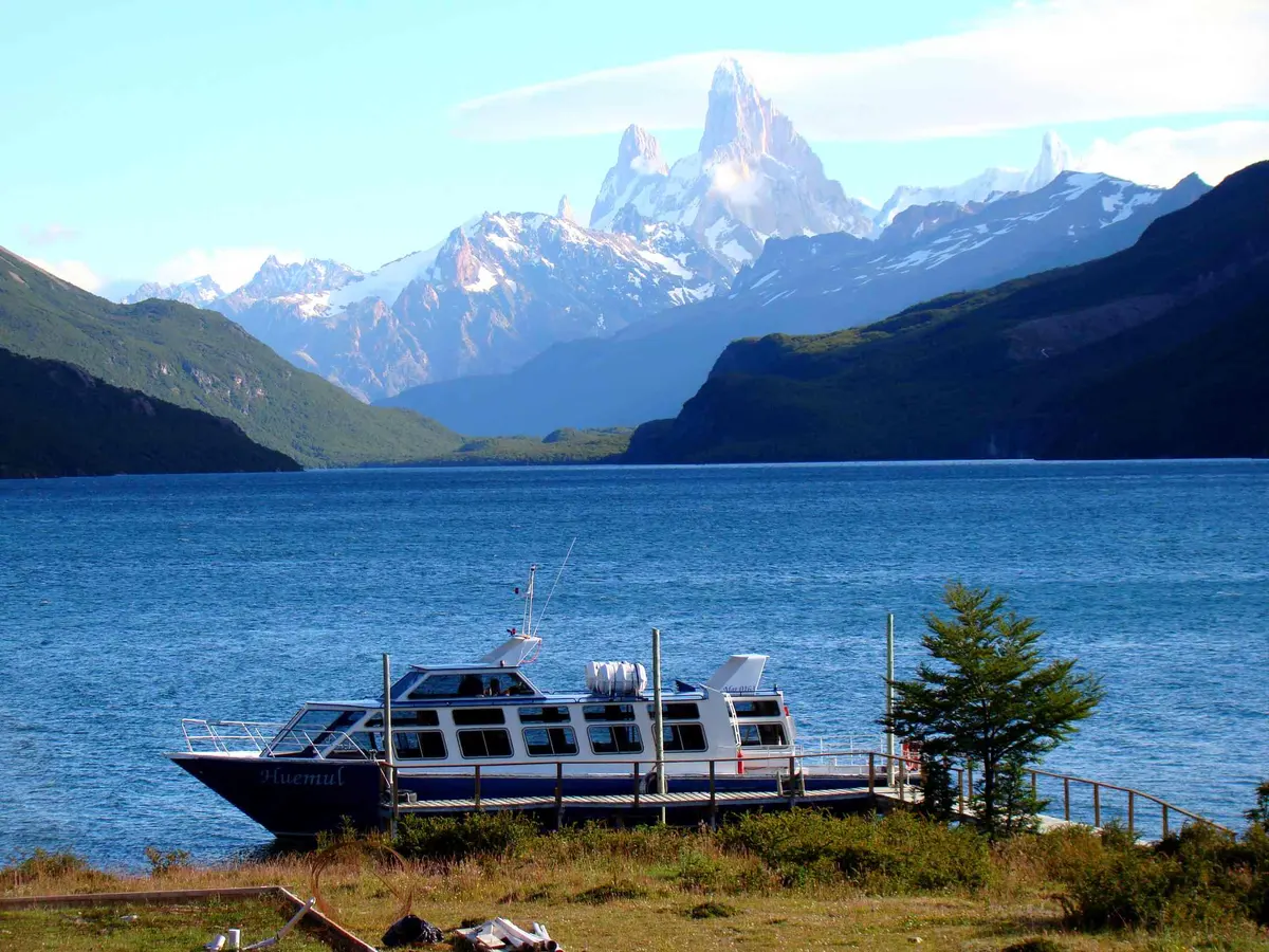 Una lancha en la orilla del Lago del Desierto