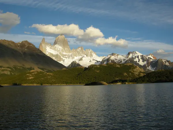 El Fitz Roy sobre Laguna Capri