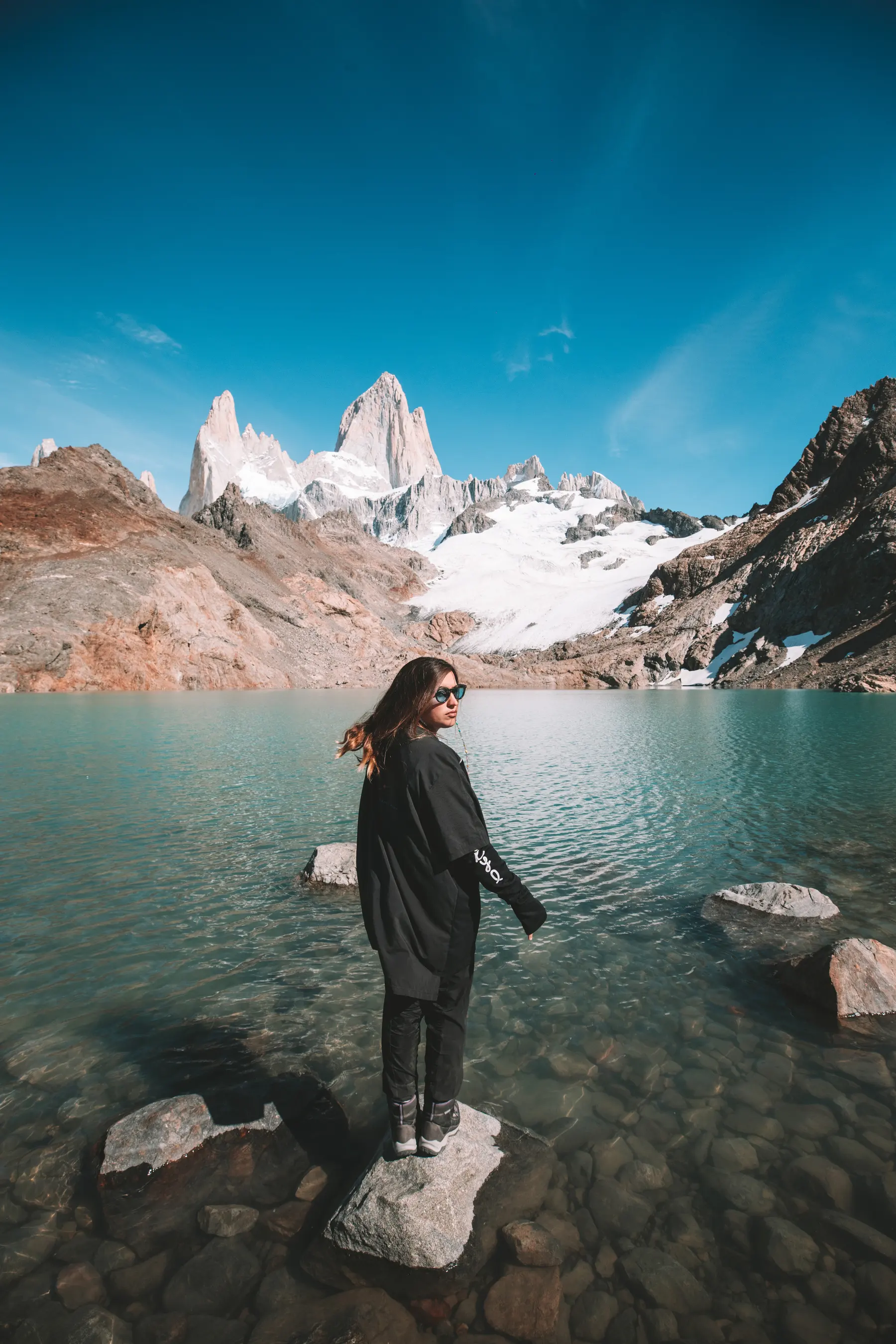 Parada en una piedra de la laguna, frente al macizo