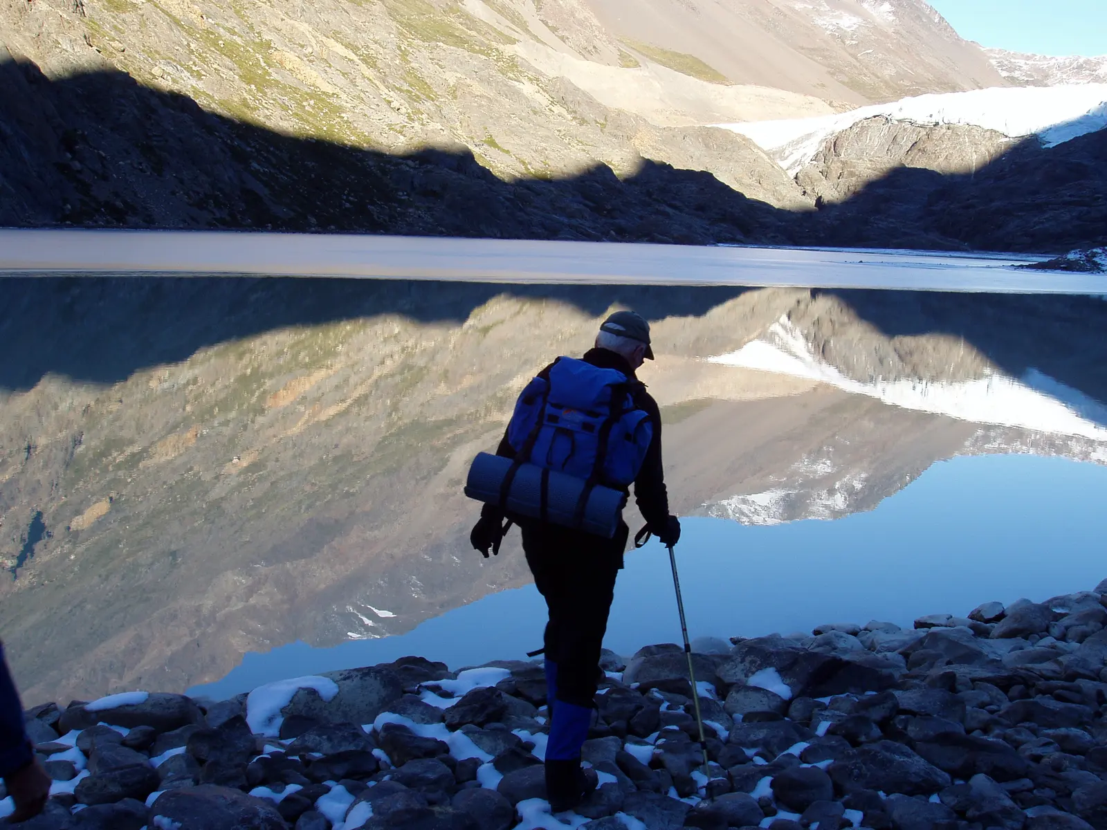 Llegando a Laguna Toro, con el glaciar reflejado en el agua