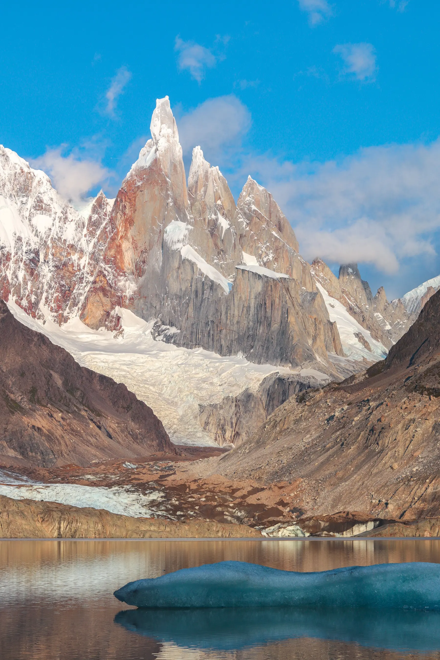 Laguna Torre con iceberg e il Cerro Torre