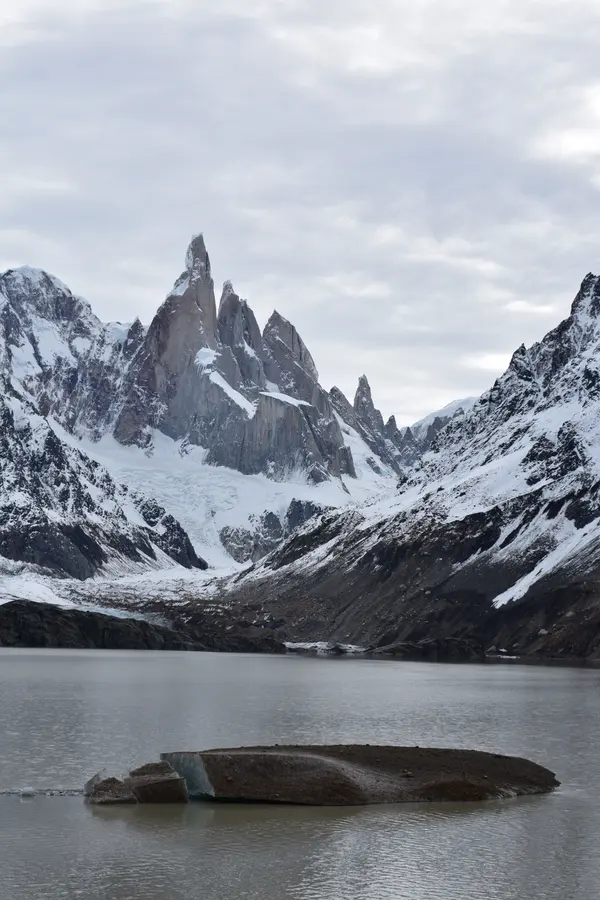 Laguna Torre en un día nublado, con nieve nueva