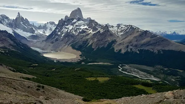 El valle de Laguna Torre y el macizo, desde la loma
