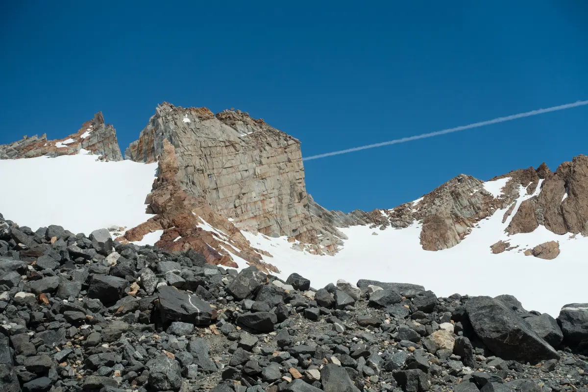 El gran bloque de roca, sobre el pedrero y la nieve