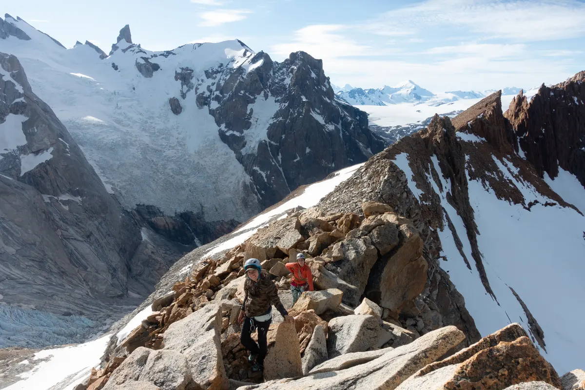 Subiendo por el filo de piedra, con agujas y hielo atrás