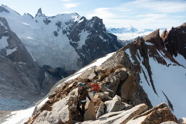 Subiendo por el filo de piedra, con agujas y hielo atrás