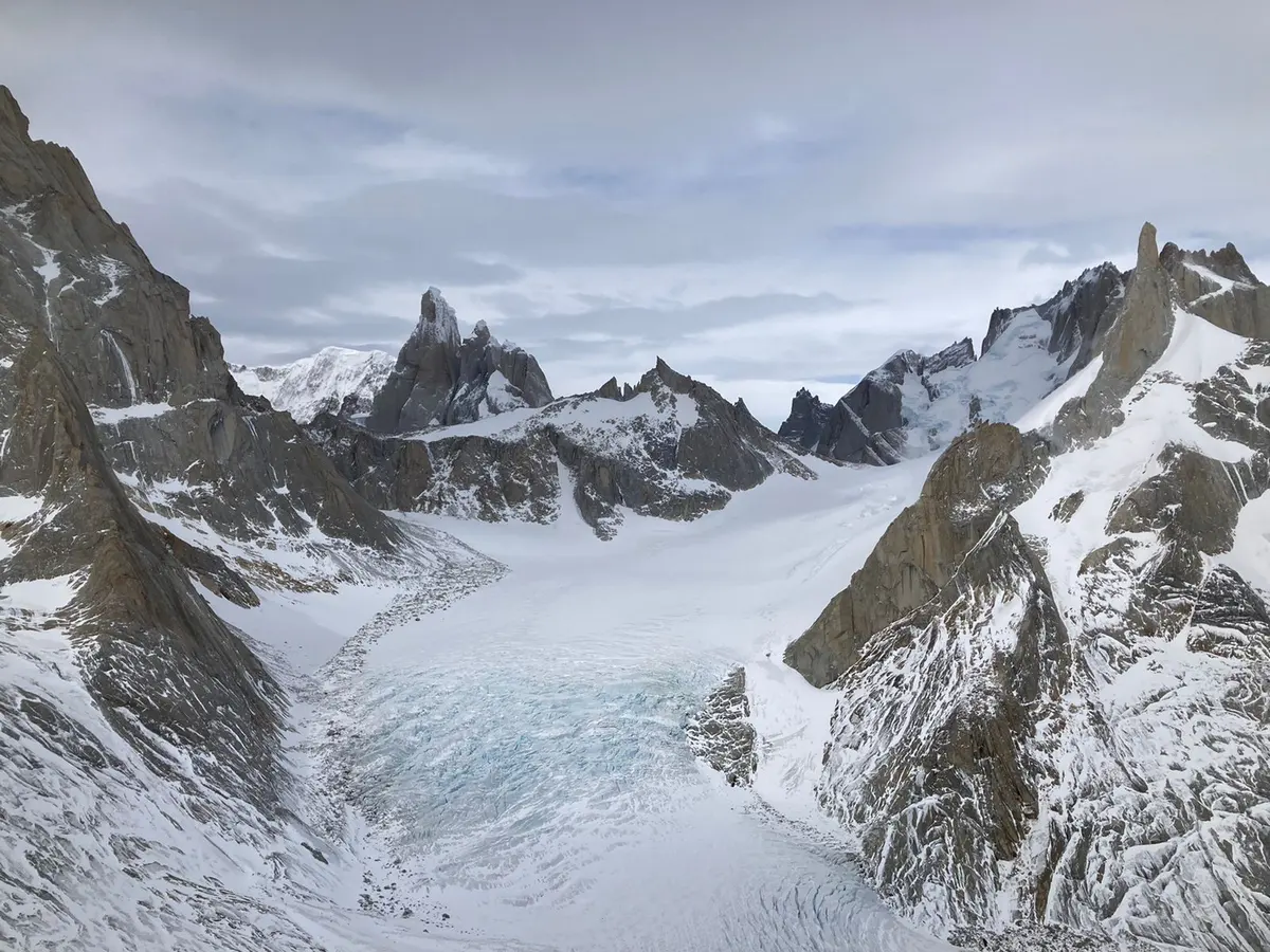 Un glaciar entre las agujas