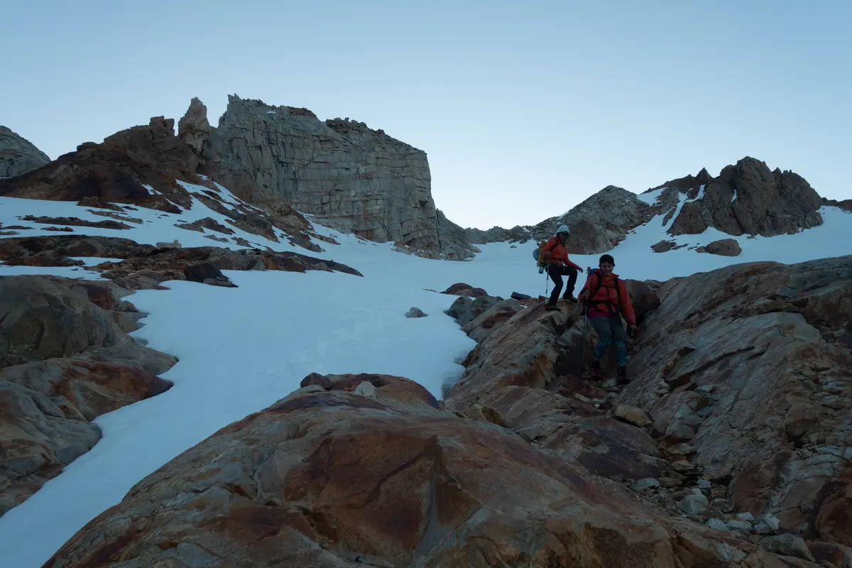 Entre roca y nieve, en la subida